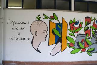 Foto del murales, accompagnato dalla frase "Affacciati alla vita e falla fiorire".