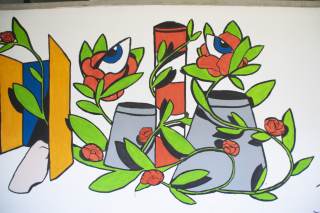 Foto del murales, accompagnato dalla frase "Affacciati alla vita e falla fiorire".