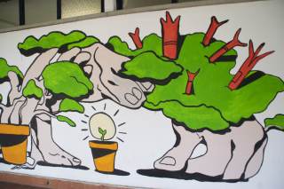 Foto del murales, accompagnato dalla frase "Proteggi le tue idee".