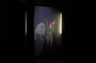 Foto dello spettacolo. Un attore rimprovera l\'altro in modo severo.