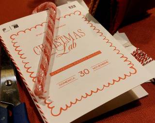 Foto del volantino del laboratorio in mezzo a decorazioni natalizie