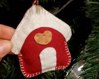 Foto di una delle decorazioni realizzate durante il laboratorio: una piccola casa da appendere all\'albero di natale.