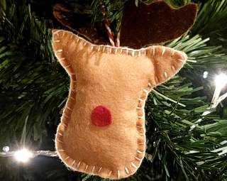 Foto di una delle decorazioni realizzate durante il laboratorio: una renna da appendere all\'albero di natale.