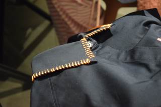 Foto del colletto di un capo d\'abbigliamento ricucito e decorato
