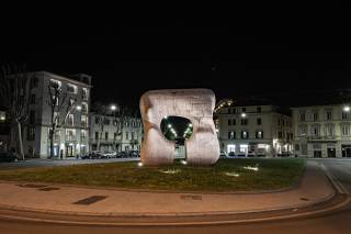 Piazza San Marco con la statua di Henry Moore