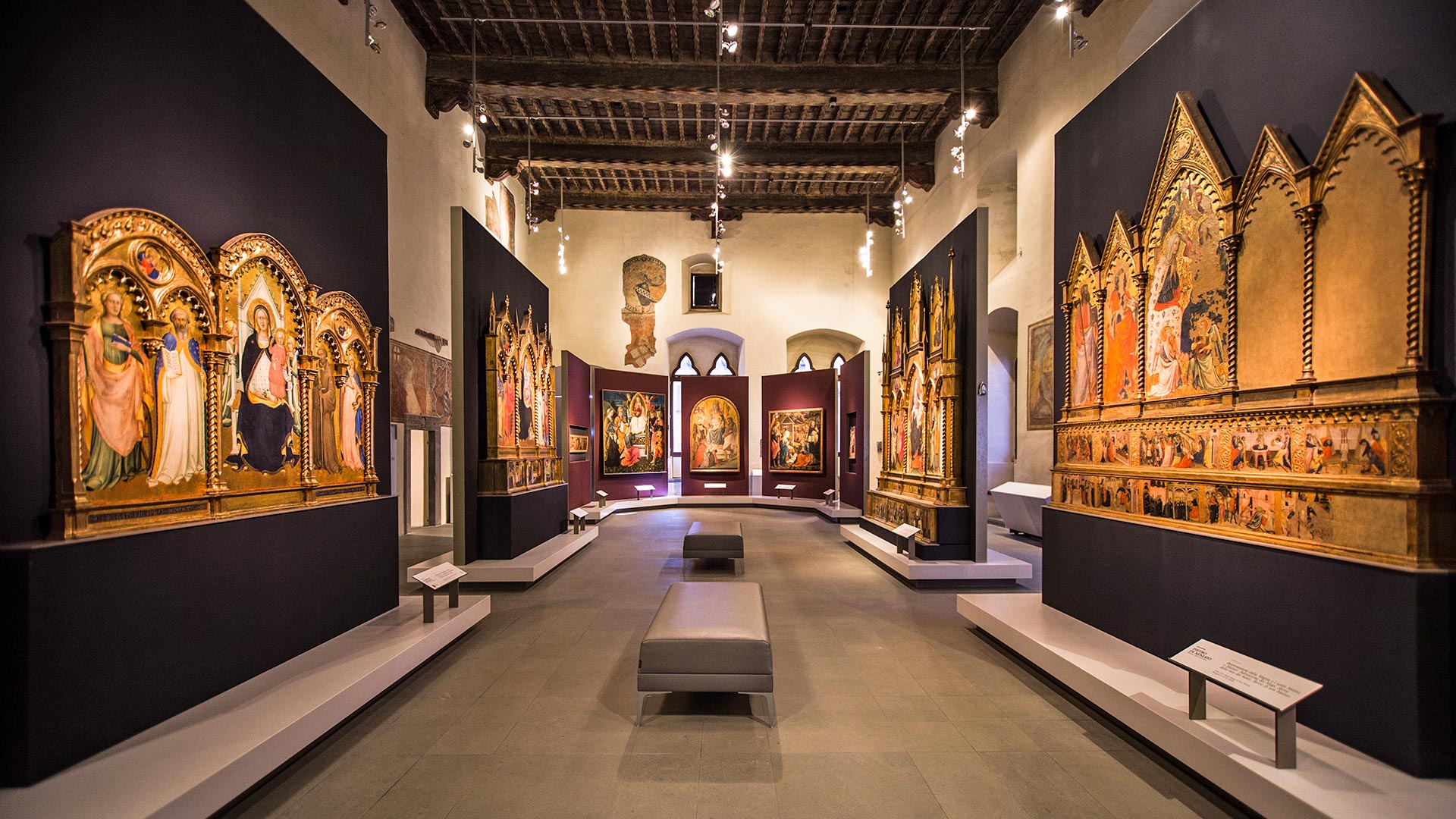 Foto panoramica dell\'esposizione dei grandi polittici tardogotici che si trovano a Palazzo Pretorio disposti lungo tutta la sala Foto panoramica dell\'esposizione dei grandi polittici tardogotici che si trovano a Palazzo Pretorio disposti lungo tutta la sala