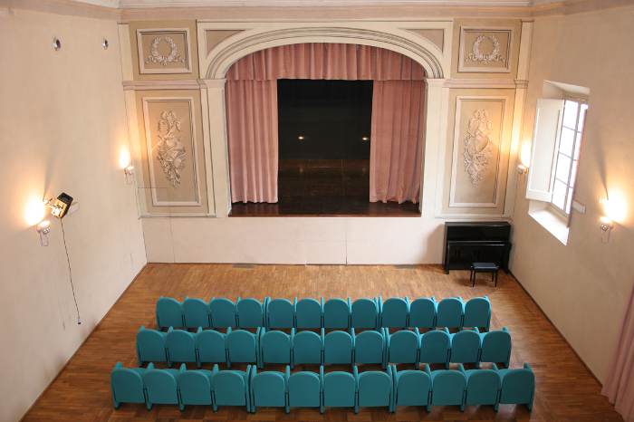 Teatro disponibile all'interno del Magnolfi Nuovo dove si tengono gli eventi teatrali. Ripresa dall'alto, poltrone e palco